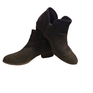 Old Navy olive green booties